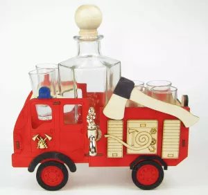 Drevený stojan s karafou a pohárikmi – hasičské auto