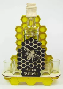 Drevený stojan s karafou a pohárikmi – úľ