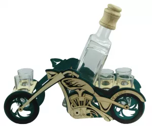 Drevený stojan s karafou a pohárikmi. Motorka typu „Harley“