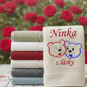 Osuška so zamilovanými mackami s nápisom z lásky a menom na želanie