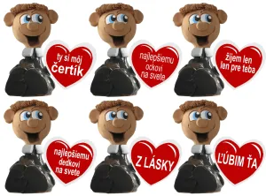 Keramická postavička muž so srdiečkom v ruke s rôznymi nápismi.