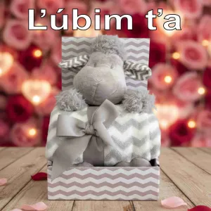 Sediaca plyšová ovečka s dekou