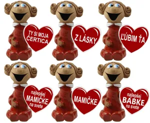 Keramická postavička žena so srdiečkom v ruke s rôznymi nápismi.