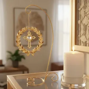 Pozlátený dekoratívny kríž vo venci na stojane
