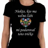 Dámske tričko SK s folklórnym srdiečkom - niekto, kto ma ľúbi, mi podaroval toto tričko